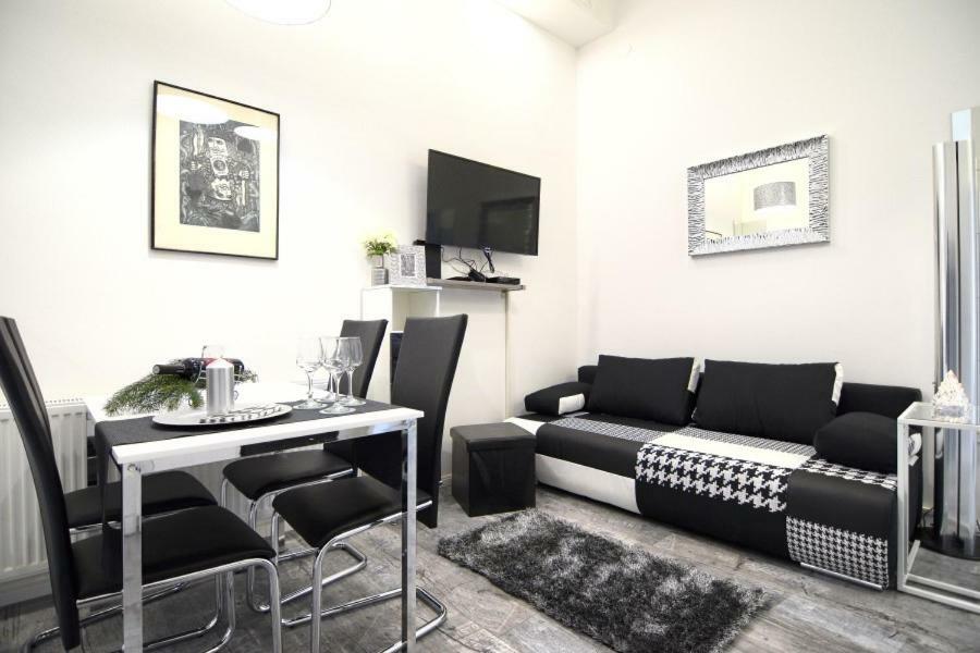 Lea Apartment - Free Parking In Front For 2 Cars Zagreb Bagian luar foto